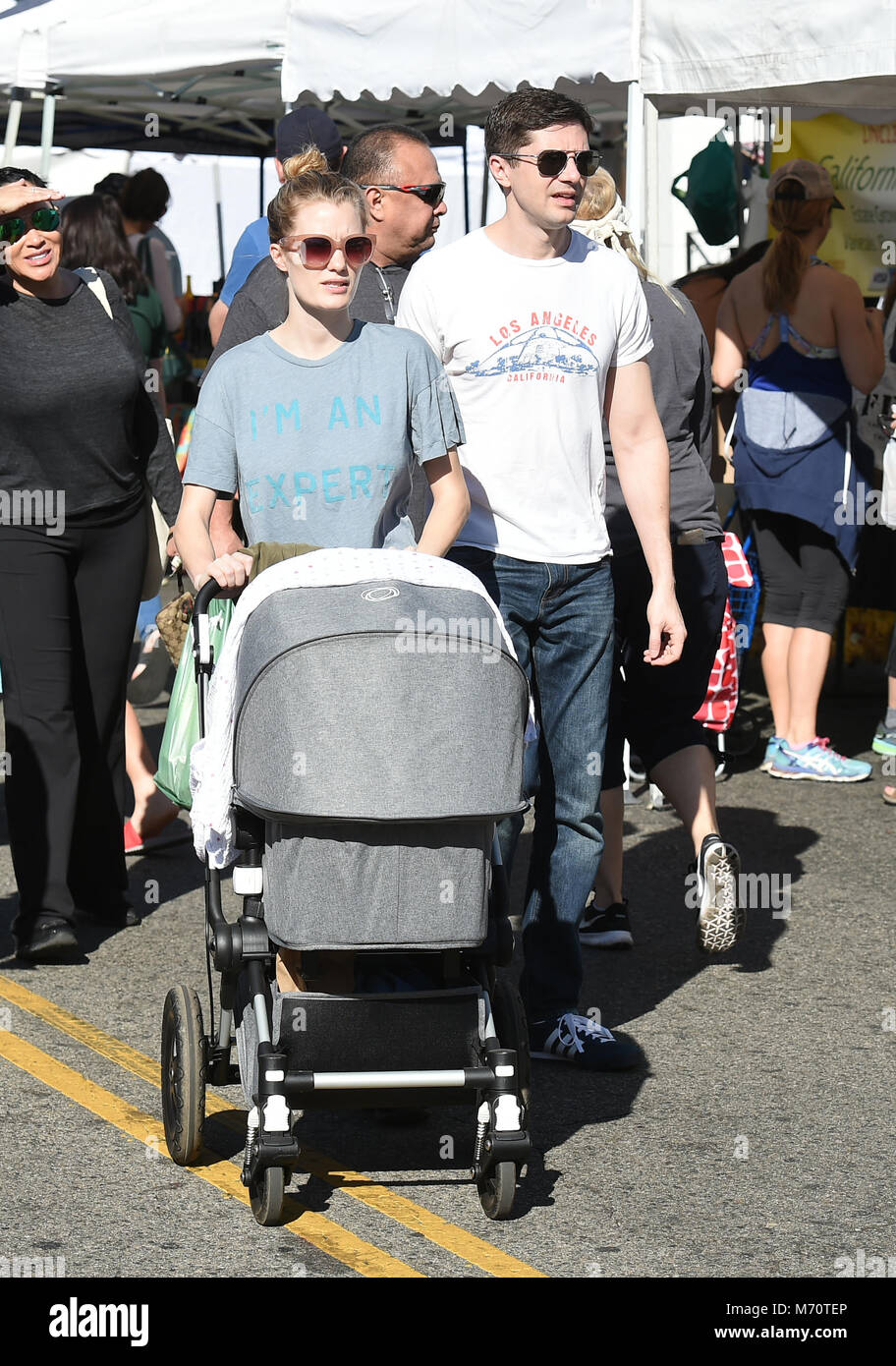 Topher Grace geht an den Bauernmarkt mit seiner Frau Ashley und neugeborenen Tochter Mabel Jane Mit: Topher Grace, Ashley Hinshaw, Mabel Jane Gnade Wo: Los Angeles, Kalifornien, Vereinigte Staaten, wenn: 04 Feb 2018 Credit: WENN.com Stockfoto