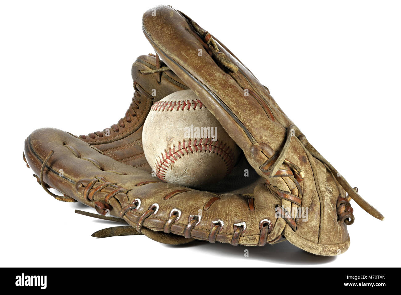 Abgenutzte Baseball und Handschuh auf weißem Hintergrund Stockfoto