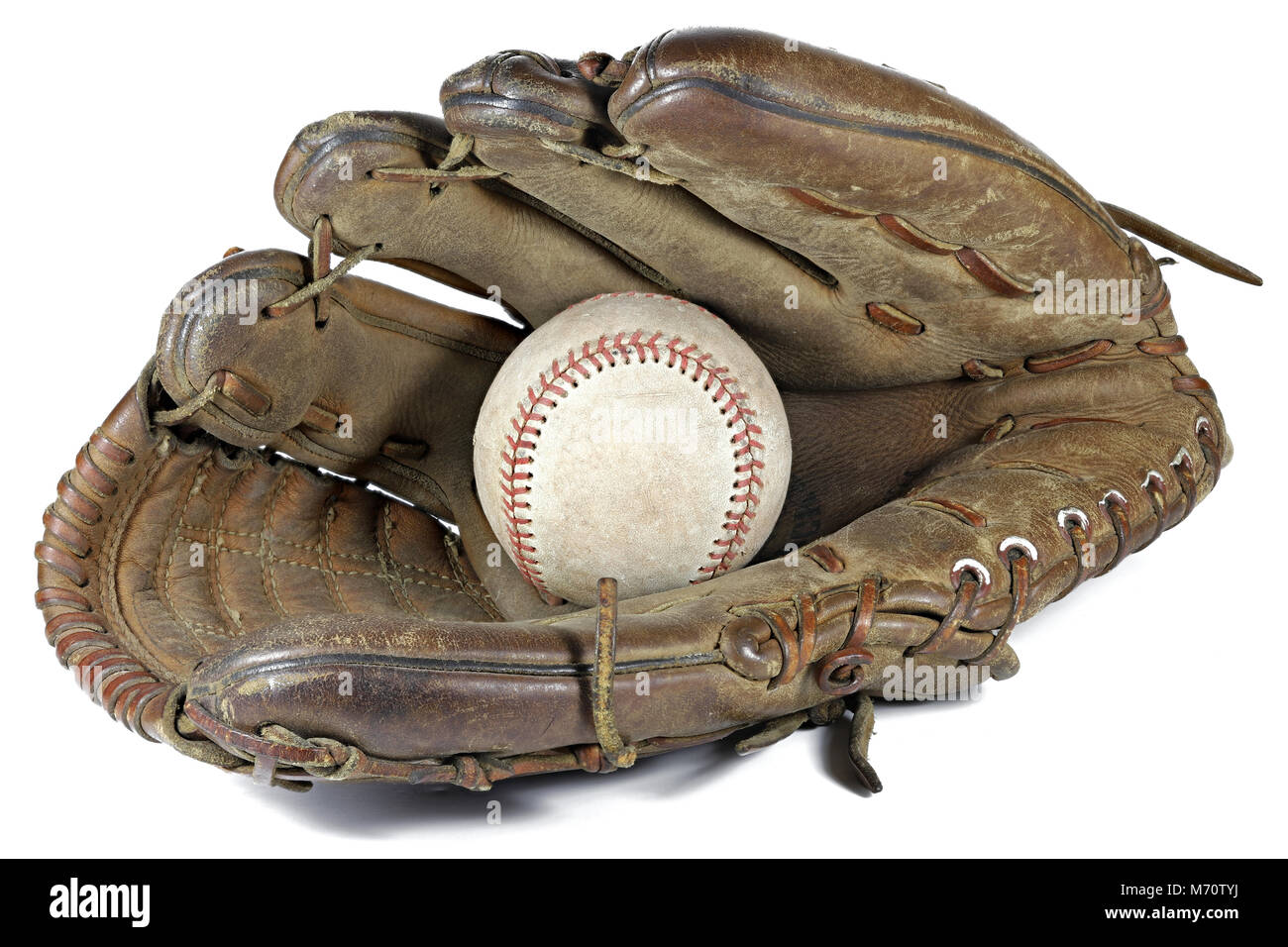 Abgenutzte Baseball und Handschuh auf weißem Hintergrund Stockfoto