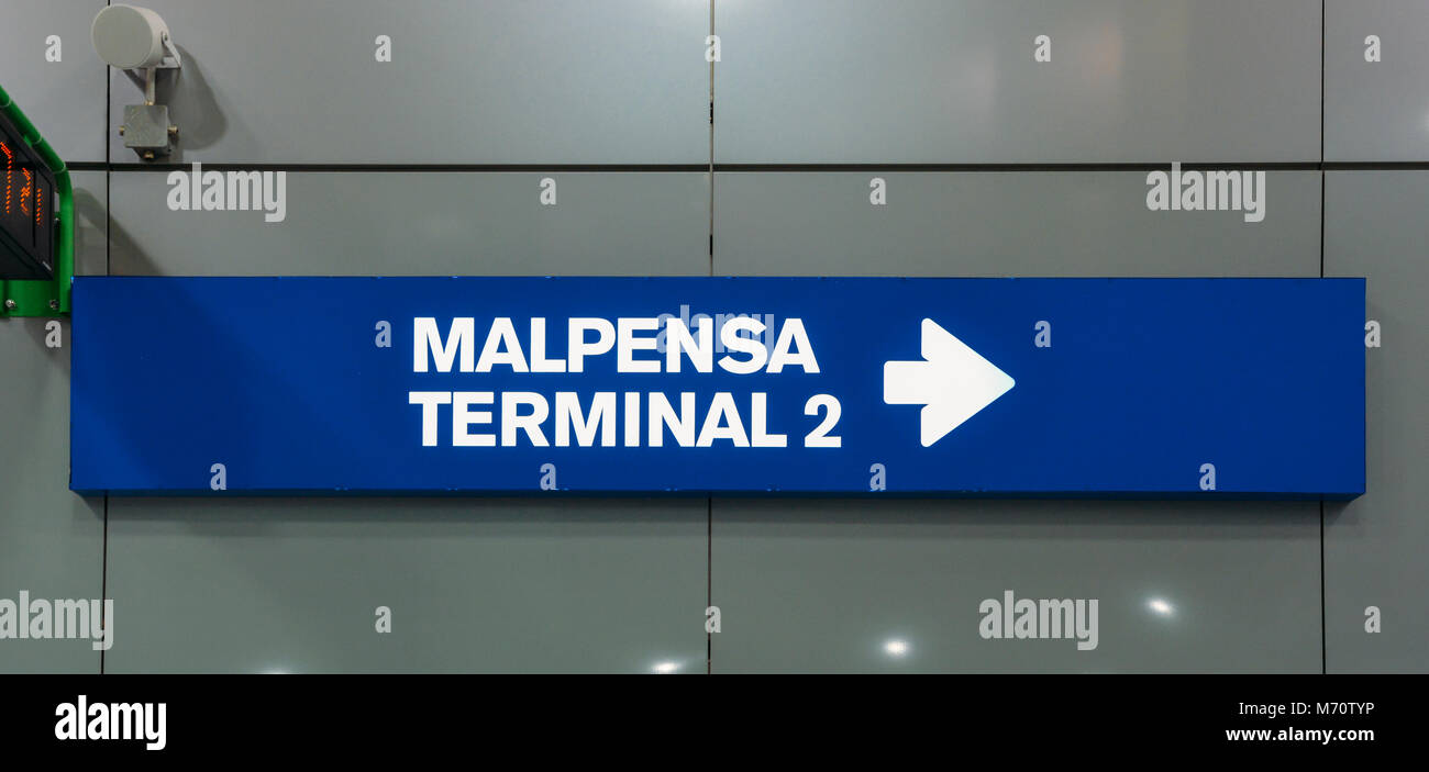 Schild in Richtung Malpensa Terminal 2, welche Dienste sowohl national als auch EasyJet Flüge in ganz Europa zeigen. Stockfoto