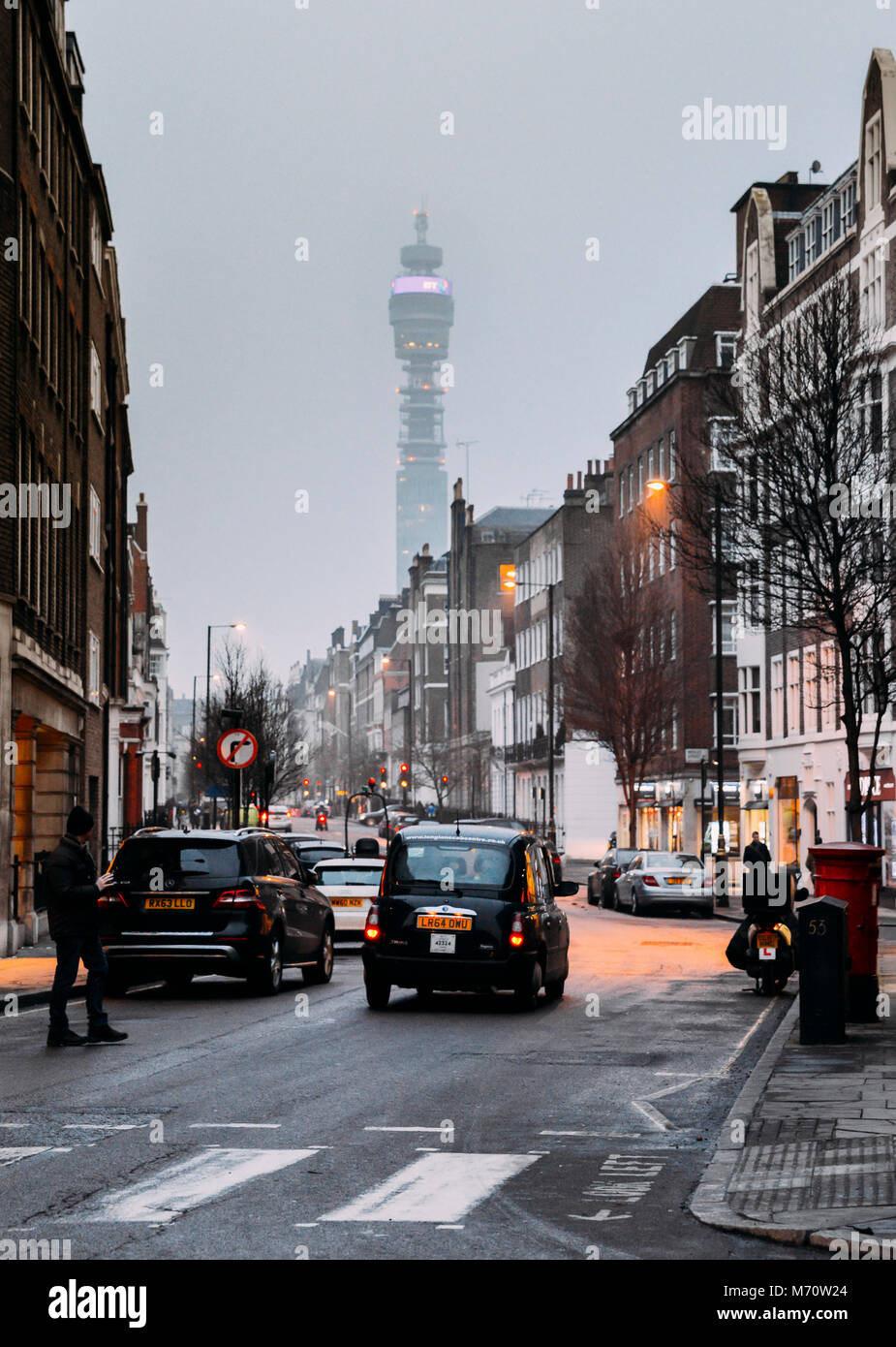 BT communications Tower - Eine von Londons berühmtesten Wahrzeichen von einem Londoner Straße erfasst Stockfoto