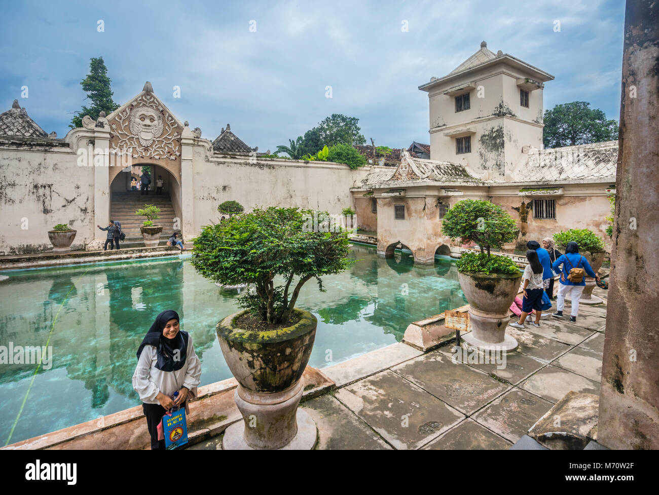 Umbul Pasiraman Badelandschaft mit Turm, von wo aus der Sultan die badende Frauen im Taman Sari Water Castle, dem Gelände einer ehemaligen königlichen beobachtet Stockfoto