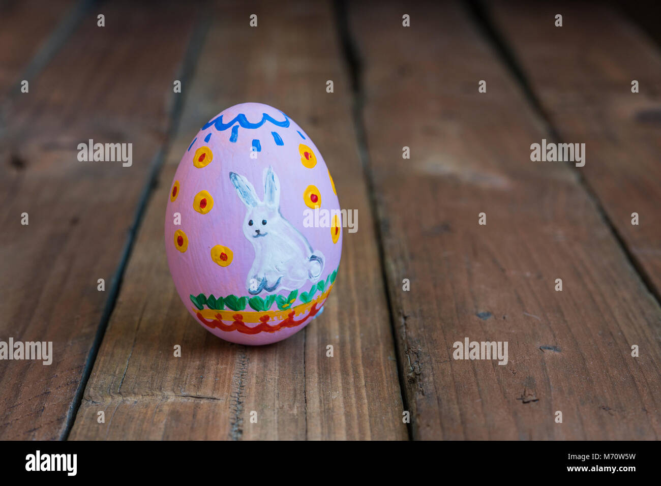 Malte Ostern Hühnerei, Zeichnung von einem weißen Kaninchen Stockfoto