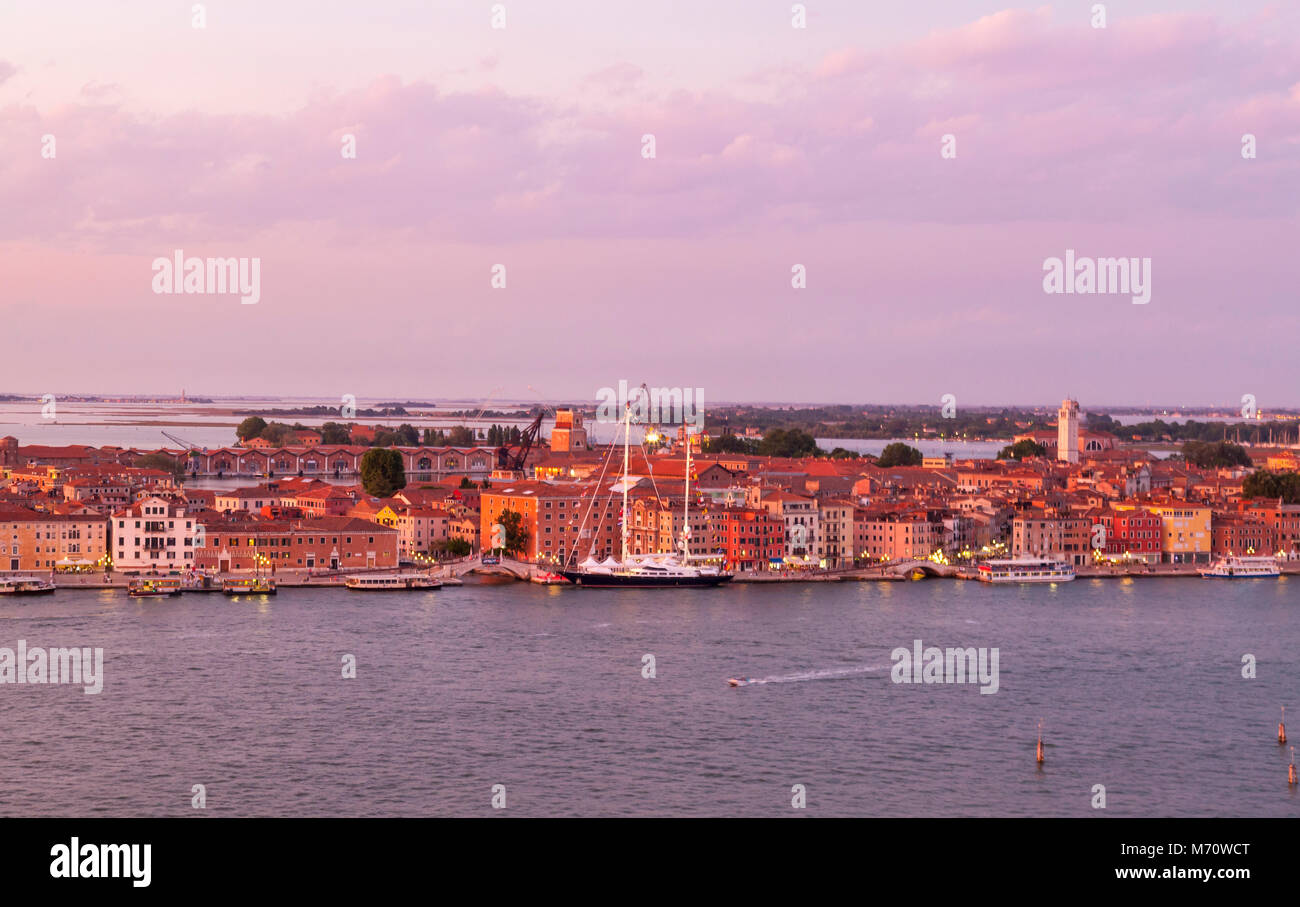 Bunte lila Sonnenuntergang über Castello, Venedig, Venetien, Italien in ein Luftbild mit Blick über Basino San Marco an der Waterfront. . Tall Ship günstig ne Stockfoto