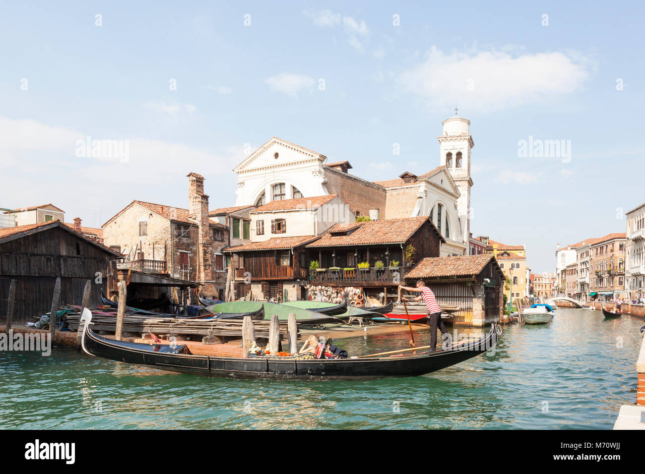 Gondel mit Touristen in Rio di San Trovaso im San Trovaso Squero oder der Gondel Bootswerft in Dorsoduro, Venedig, Venetien, Italien Stockfoto