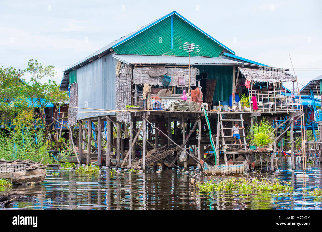 TONLE SAP, Kambodscha - Okt 18: Traditionelle hölzerne Pfahlbauten in den Tonle Sap See Kambodscha am 18. Oktober 2017. Tonle Sap ist der größte See in Sou Stockfoto
