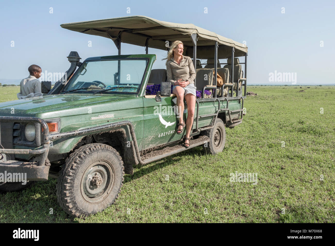 Safari Mittagspause mit Land Cruiser und fernen Büffel, grumeti Game Reserve, Serengeti, Tansania Stockfoto