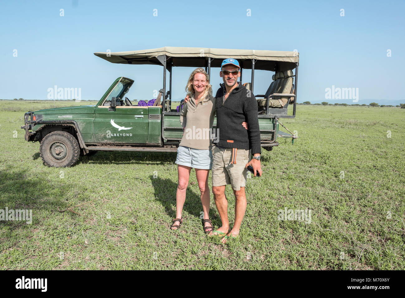 Und darüber hinaus Safari Fahrzeug mit Paar, grumeti Game Reserve, Serengeti, Tansania Stockfoto