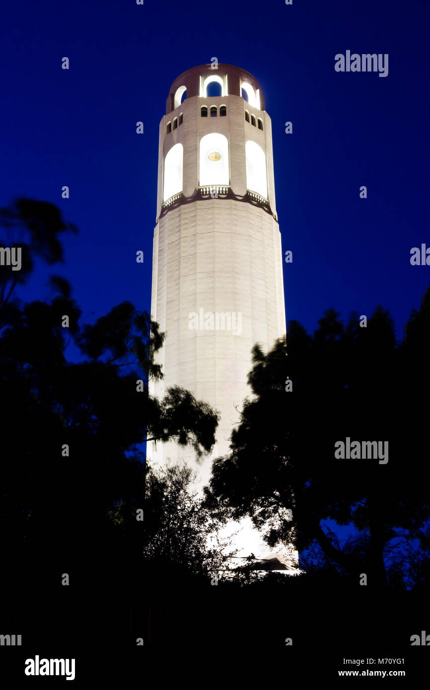 Coit Tower in San Francisco bei Nacht Stockfoto