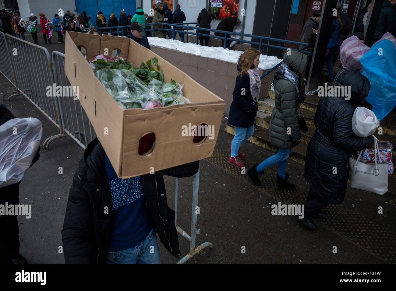 Moskau, Russland. 7. März, 2018. Ein Mann trägt eine Schachtel mit Blumen außerhalb Rizhsky Blumenmarkt vor dem Internationalen Frauentag in Moskau, Russland Credit: Nikolay Winokurow/Alamy leben Nachrichten Stockfoto