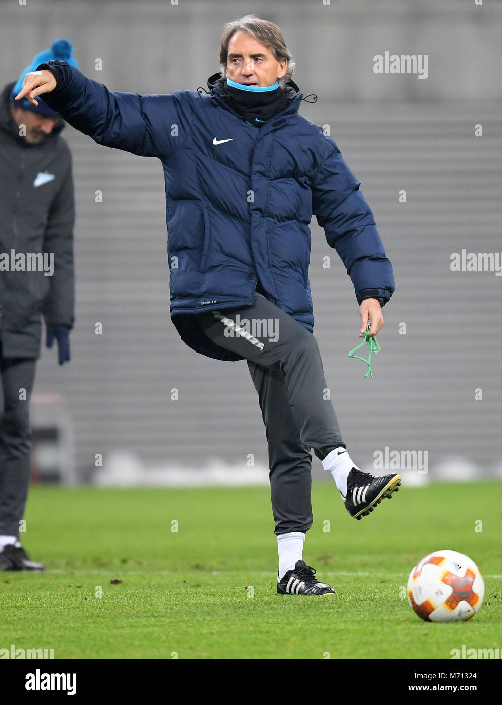 07 März 2018, Deutschland, Leipzig: Fußball, Europa League, RB Leipzig gegen FC Zenit Sankt Petersburg, dinal Training vor der Runde der letzten 16: St. Petersburg Head Coach Roberto Mancini gibt Anweisungen. Foto: Hendrik Schmidt/dpa-Zentralbild/dpa Stockfoto