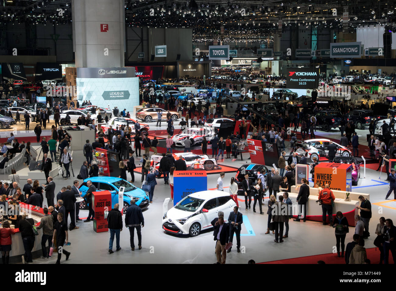 Genf, Schweiz. 6. März, 2018. Besucher und Autos auf dem 88. Internationalen Automobilsalon in Genf. Credit: JLBvdWOLF/Alamy leben Nachrichten Stockfoto