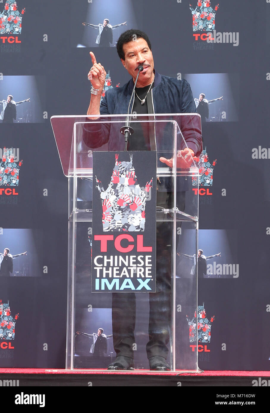 Hollywood, Ca. 7 Mär, 2018. Lionel Richie dargestellt an seinem TCL Hand- und Fußabdrücke Zeremonie an der TCL Chinese Theater Imax in Hollywood, Kalifornien am 7. März 2018. Credit: Faye Sadou/Medien Punch/Alamy leben Nachrichten Stockfoto