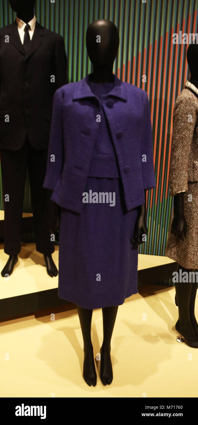 New York City, New York, USA. 7 Mär, 2018. Ein Blick auf die First Lady Jacqueline Kennedy 1960-1963 inspirierten 'Jackie' von Yves Saint Laurent das Haus von Christian Dior, im Mod New York Ausstellung über 60er Mode am Museum der Stadt New York gesehen. Credit: Nancy Kaszerman/ZUMA Draht/Alamy leben Nachrichten Stockfoto