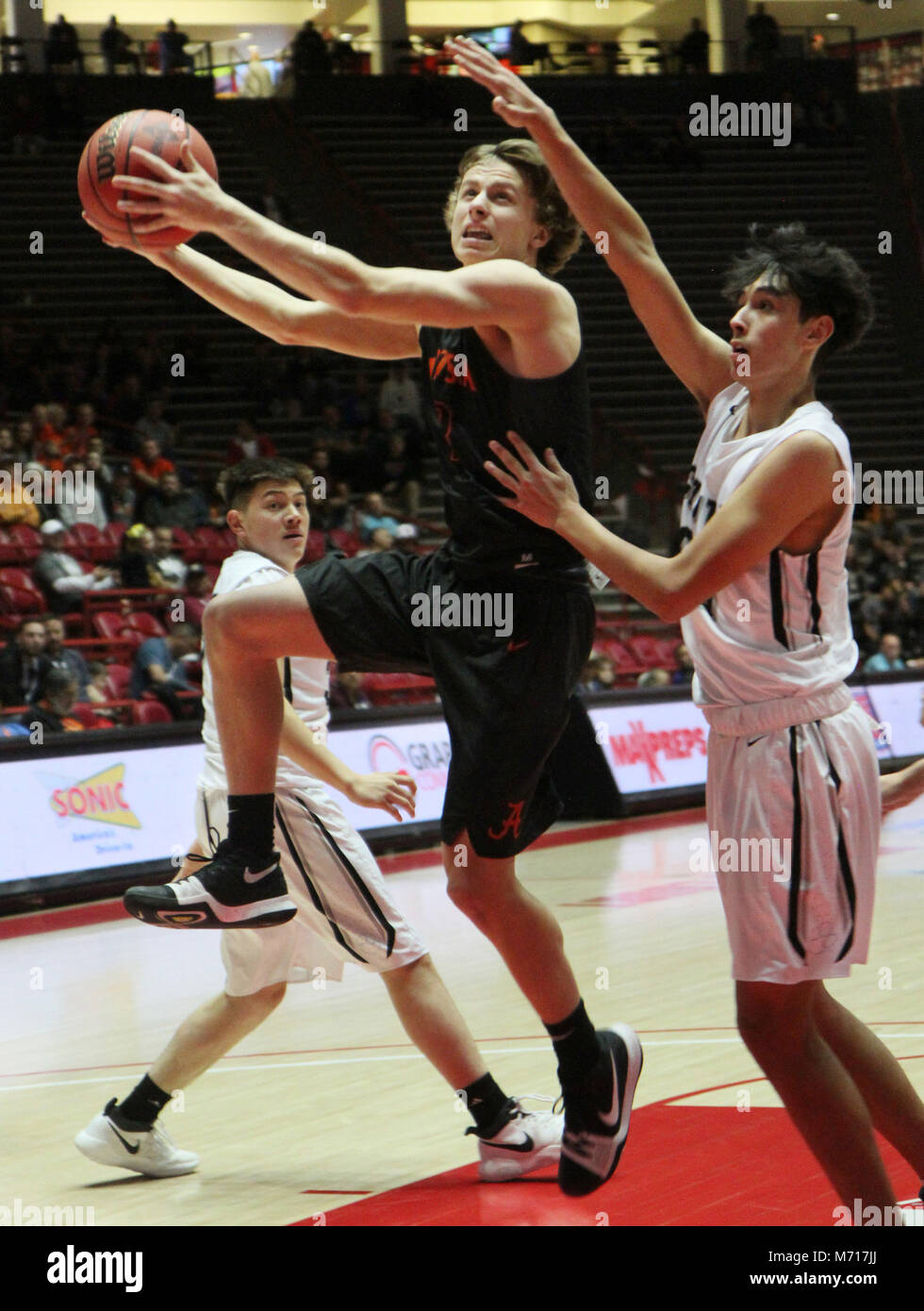 Usa 6 Mar, 2018. Sport - die Artesia Cody Smith Antriebe Vergangenheit der Hauptstadt Seth Arroyos für den Korb während der Zustand 5A Viertelfinale in der Grube am Mittwoch, 7. März 2018. Credit: Greg Sorber/Albuquerque Journal/ZUMA Draht/Alamy leben Nachrichten Stockfoto