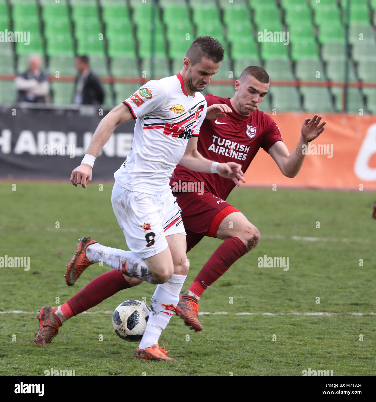 Sarajevo, Bosnien und Herzegowina. 7 Mär, 2018. Amer Bekic (L) von FK Sloboda Mias mit Nihad Mujakic FK Sarajevo während eines Fußballspiels der BH Telecom Premier League von Bosnien und Herzegowina (BiH) zwischen FK Sarajevo und FK Sloboda in Sarajewo, Bosnien und Herzegowina, am 7. März 2018. Das Spiel endete 0:0. Credit: Haris Memija/Xinhua/Alamy leben Nachrichten Stockfoto