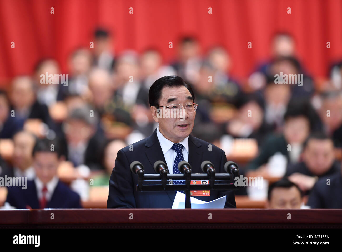 Peking, China. 8 Mär, 2018. Zhang Qingli Schriftsatz Mitglieder der 13. Nationalen Ausschuss der Chinese People's Political Consultative Conference (Cppcc) über den Entwurf einer Änderung der PKKCV Charter an der zweiten Plenarsitzung der ersten Sitzung des 13 CPPCC Nationalen Komitees in der Großen Halle des Volkes in Peking, der Hauptstadt von China, 8. März 2018. Credit: Zhang Ling/Xinhua/Alamy leben Nachrichten Stockfoto