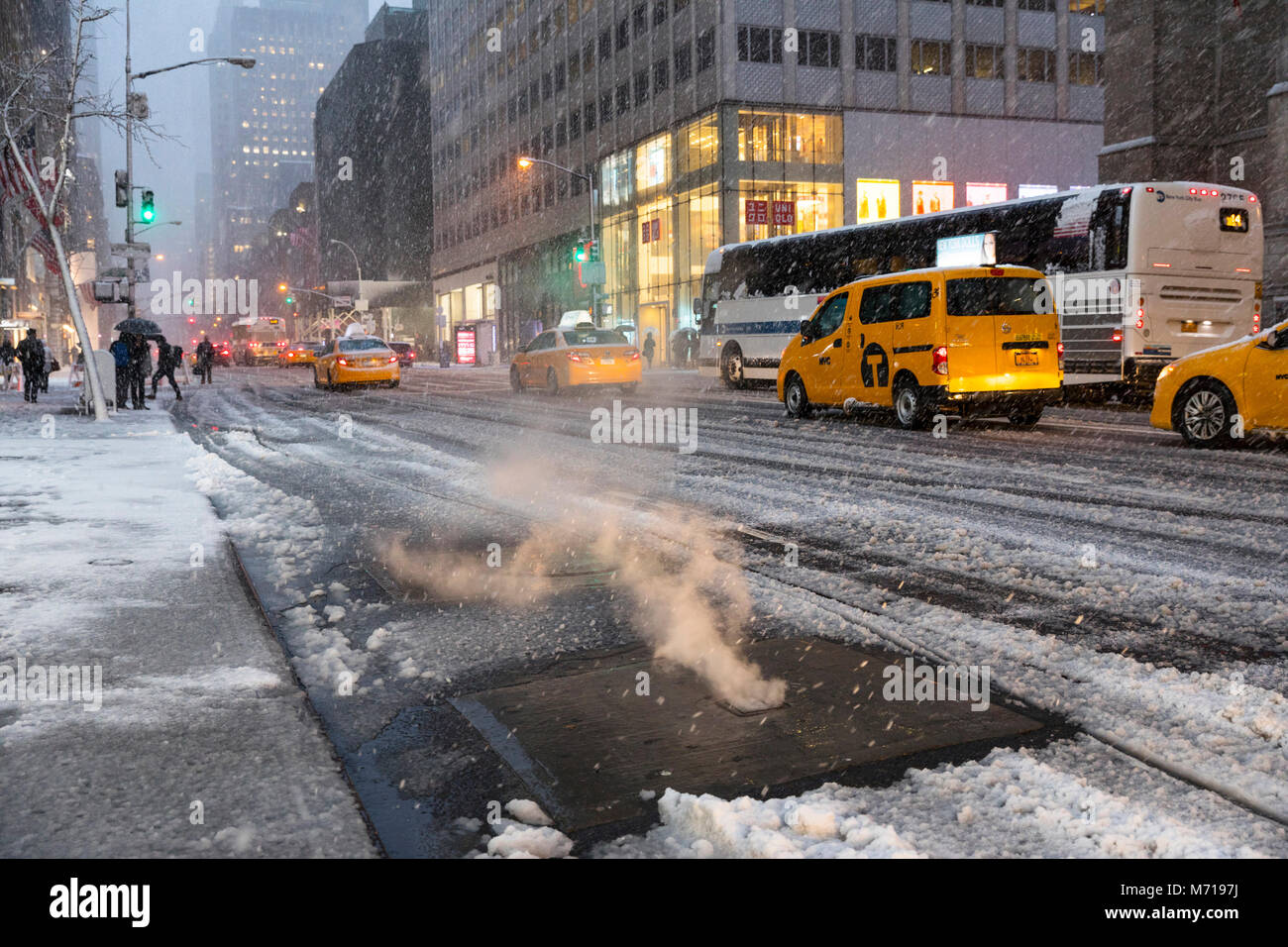 New York City, USA. 7. März, 2018. Schneefall in New York City, USA, Mittwoch, 07. März 2018., Fifth Avenue Credit: Nino Marcutti/Alamy leben Nachrichten Stockfoto