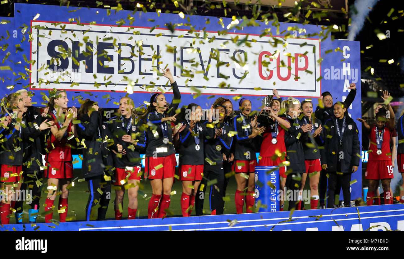 Orlando, Florida, USA. 7 Mär, 2018. Der USA Frauen Nationalmannschaft feiert die 2018 SheBelieves Schale Meisterschaft nach dem Sieg über die englischen Frauen Nationalmannschaft am Orlando City Stadium in Orlando, Florida. USA gewann 1:0. Credit: Mario Houben/ZUMA Draht/Alamy leben Nachrichten Stockfoto