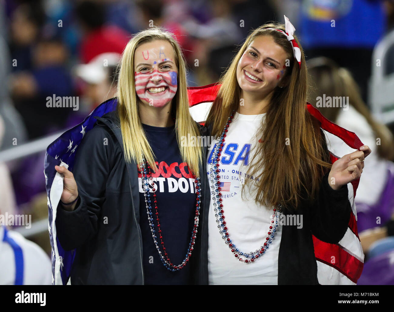 Orlando, Florida, USA. 7 Mär, 2018. USA Fans posieren für die Kamera während der ersten Hälfte der SheBelieves Cup Frauen Match zwischen Nationalmannschaft der USA Frauen und der englischen Frauen Nationalmannschaft am Orlando City Stadium in Orlando, Florida. Credit: Mario Houben/ZUMA Draht/Alamy leben Nachrichten Stockfoto