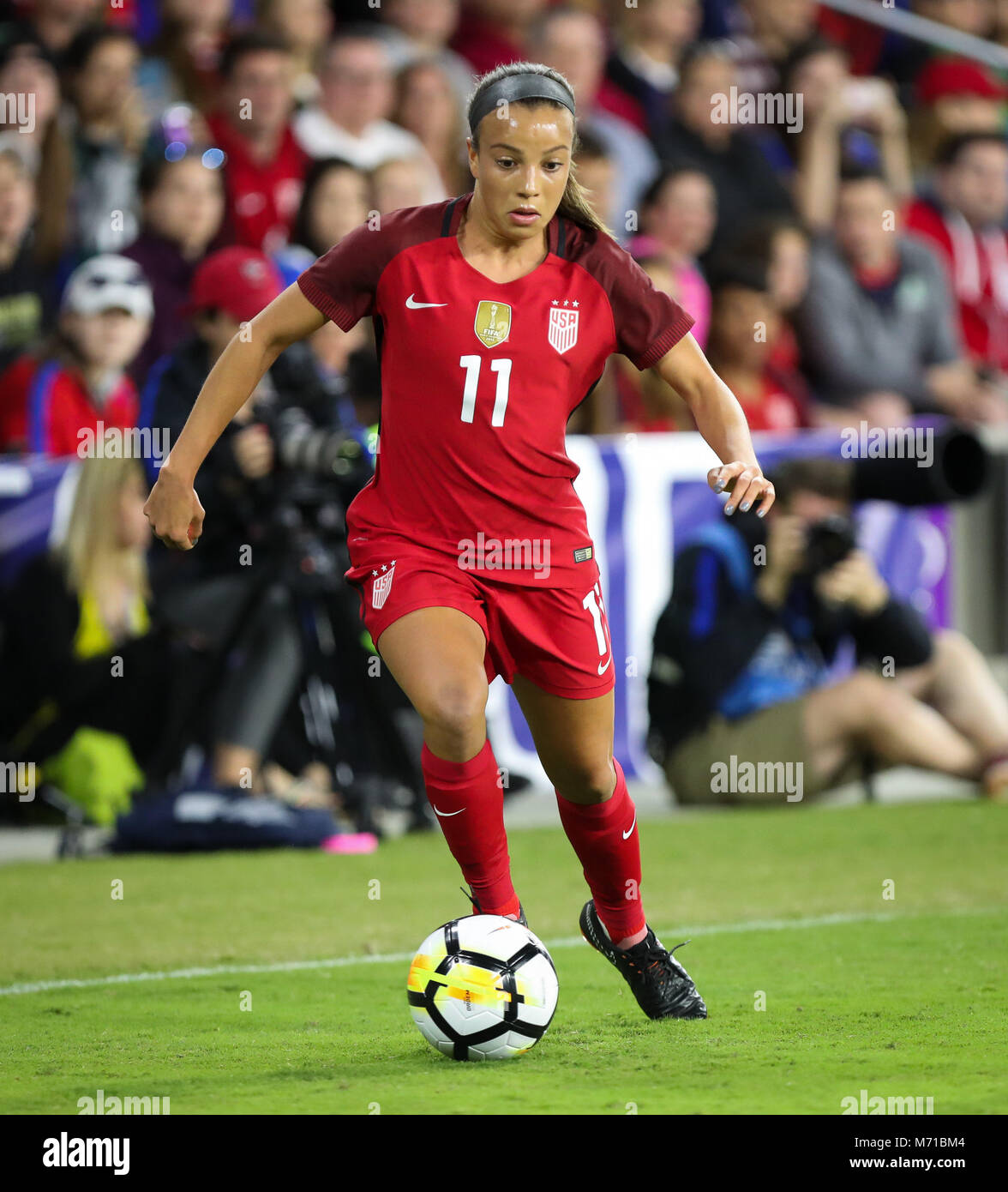 Orlando, Florida, USA. 7 Mär, 2018. Usa vorwärts Mallory Pugh (11) treibt den Ball an der Seitenlinie während der ersten Hälfte der SheBelieves Cup Frauen Match zwischen Nationalmannschaft der USA Frauen und der englischen Frauen Nationalmannschaft am Orlando City Stadium in Orlando, Florida. Credit: Mario Houben/ZUMA Draht/Alamy leben Nachrichten Stockfoto