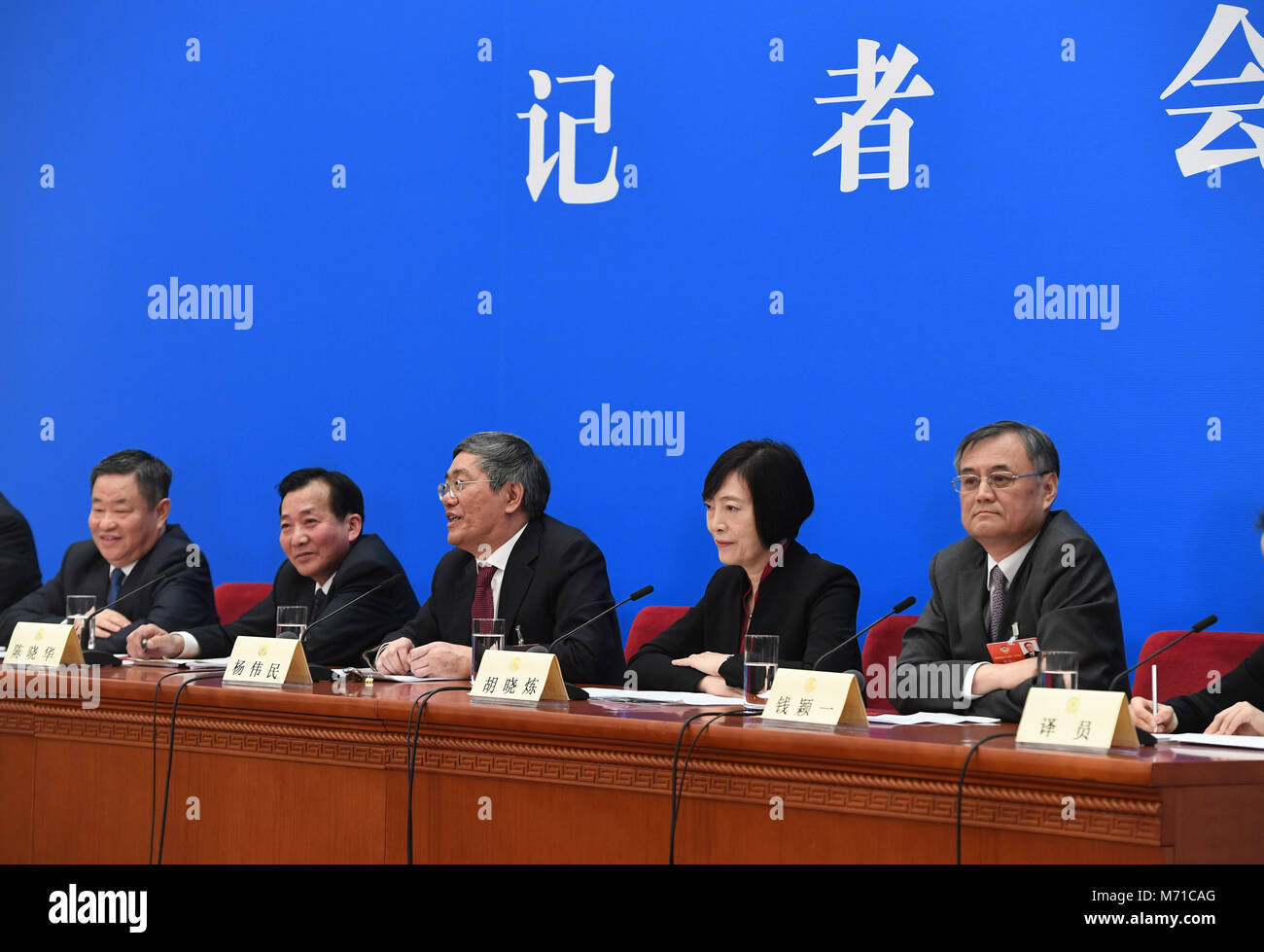 Peking, China. 8 Mär, 2018. Mitglieder der 13. Nationalen Ausschuss der Chinese People's Political Consultative Conference (Cppcc) Yang Weimin (C), Hu Xiaolian (2. R), Chen Xiaohua (2 l), Qian Yingyi (1. R) und Ning Gaoning (1. L) nehmen Sie die Fragen auf einer Pressekonferenz auf der Förderung qualitativ hochwertiger Wirtschaftswachstum am Rande der ersten Sitzung des 13 CPPCC National Committee in Peking, der Hauptstadt von China, 8. März 2018. Credit: Shen Hong/Xinhua/Alamy leben Nachrichten Stockfoto