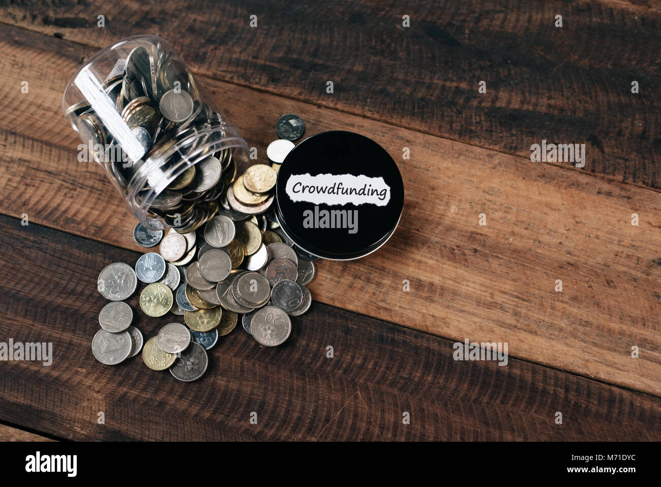 Münzen in einem Glas und Notiz geschrieben CROWDFUNDING. crowdfunding Konzept Stockfoto