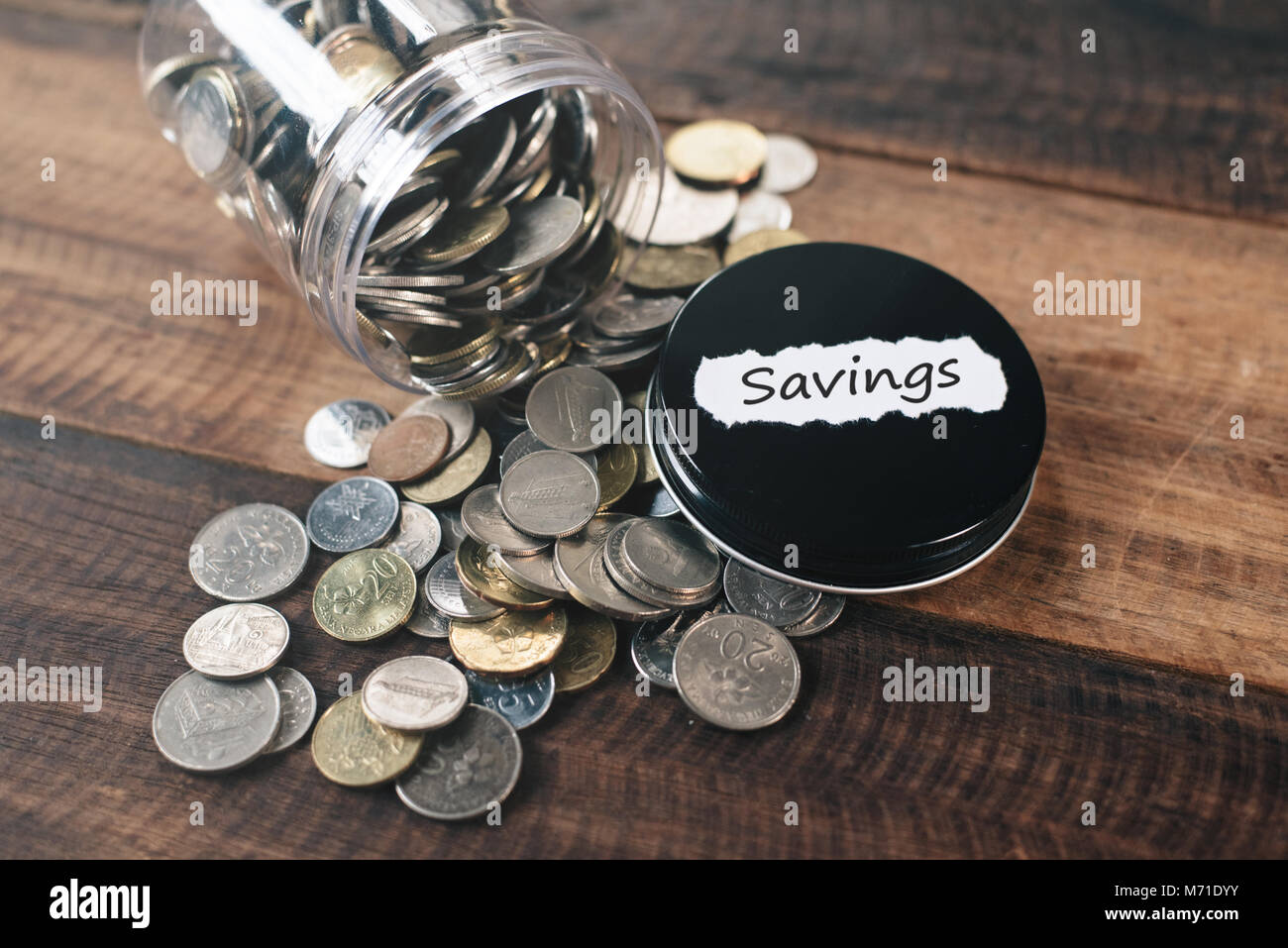 Stapel von Münzen in ein Glas mit kennschild Einsparungen. finanzielle Einsparung Konzept Stockfoto
