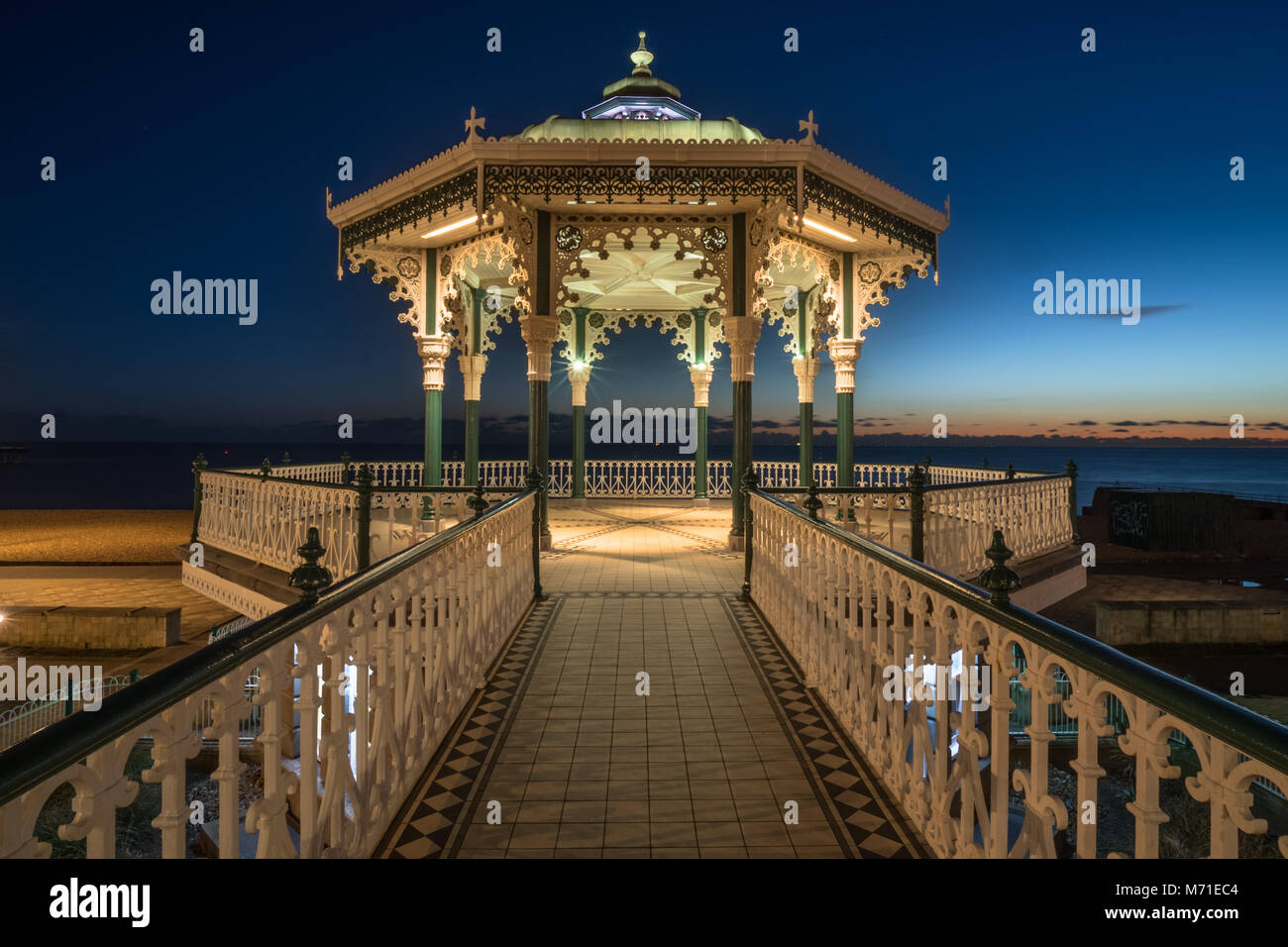 Brighton Musikpavillon bei Nacht Stockfoto