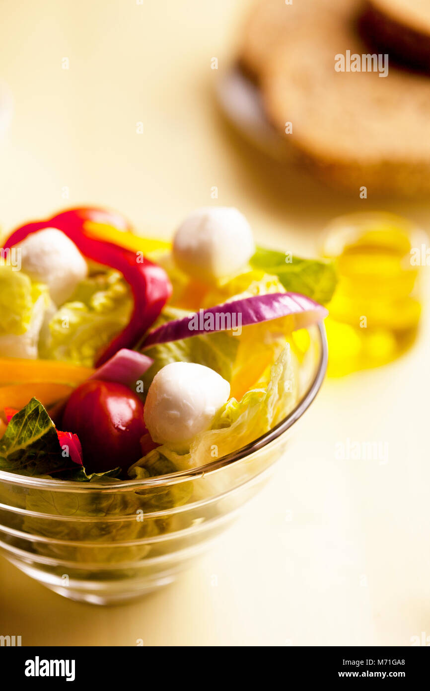 Sommersalat mit vollkornbrot von Olivenöl Stockfoto