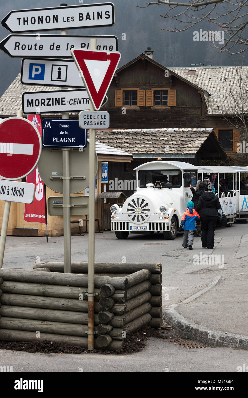 Kostenlose Personenzug Service für den Transport von Skifahrer, Snowboarder und Wanderer um die Skistation von Morzine Haute Savoie Frankreich Stockfoto