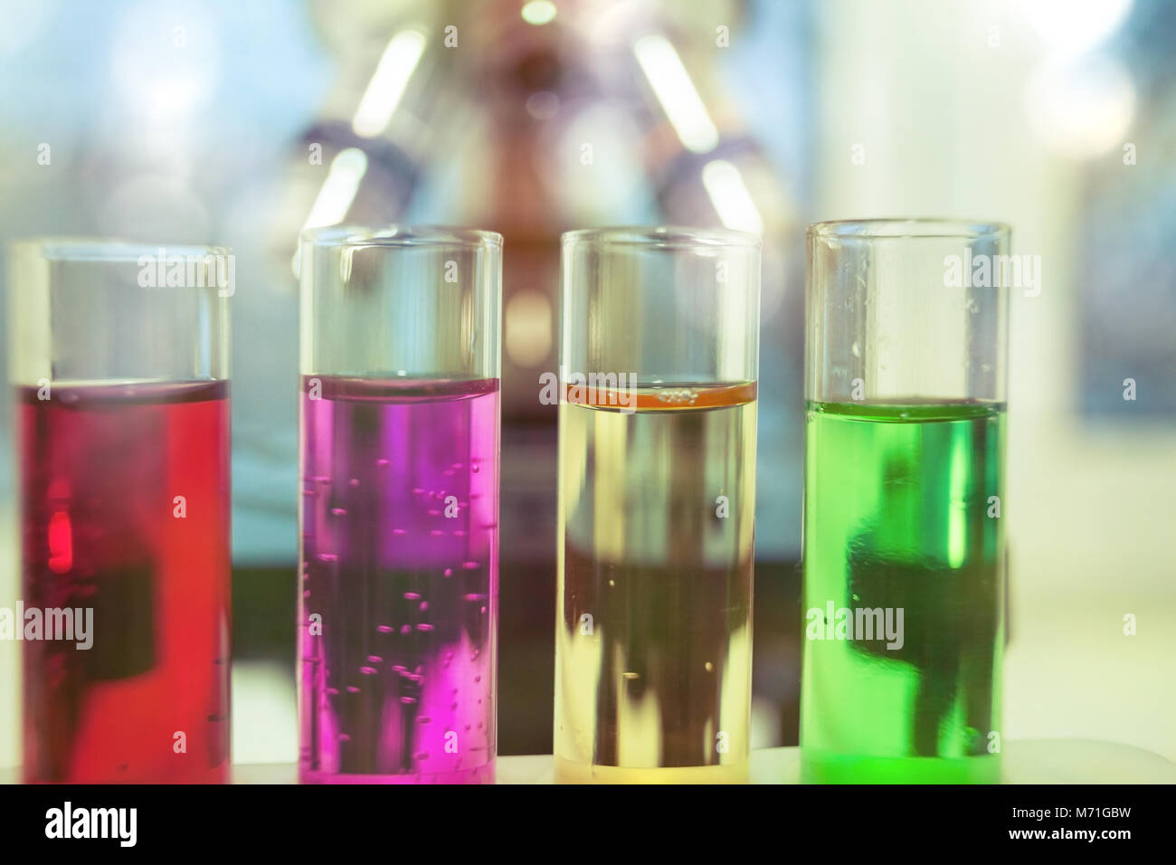 Labor Rohr wird von Wissenschaftlern und Studenten für die Analyse und Untersuchung in chemischen Laboratorien für die Forschung verwendet, Experimente in der Wissenschaft, Bildung d Stockfoto