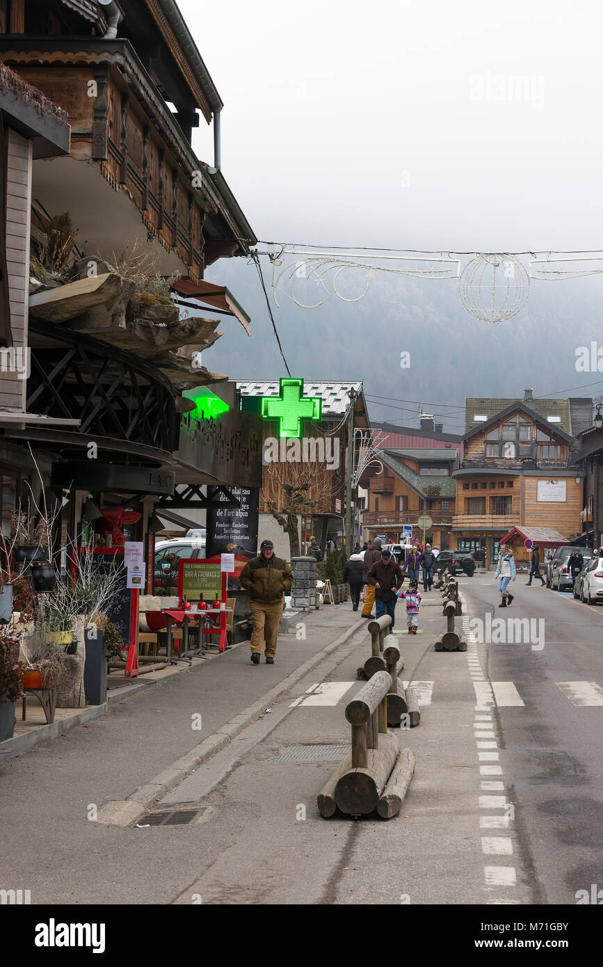 Eine der Haupteinkaufsstraßen in Morzine, einem Skiort in der Haute Savoie Portes du Soleil in den französischen Alpen Frankreich Stockfoto