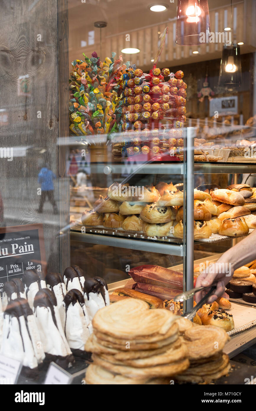 Schönen Kuchen und Gebäck bei der Anzeige in einem Fenster eines Patisserie Bäckerei in Morzine Haute Savoie Portes du Soleil Frankreich Stockfoto