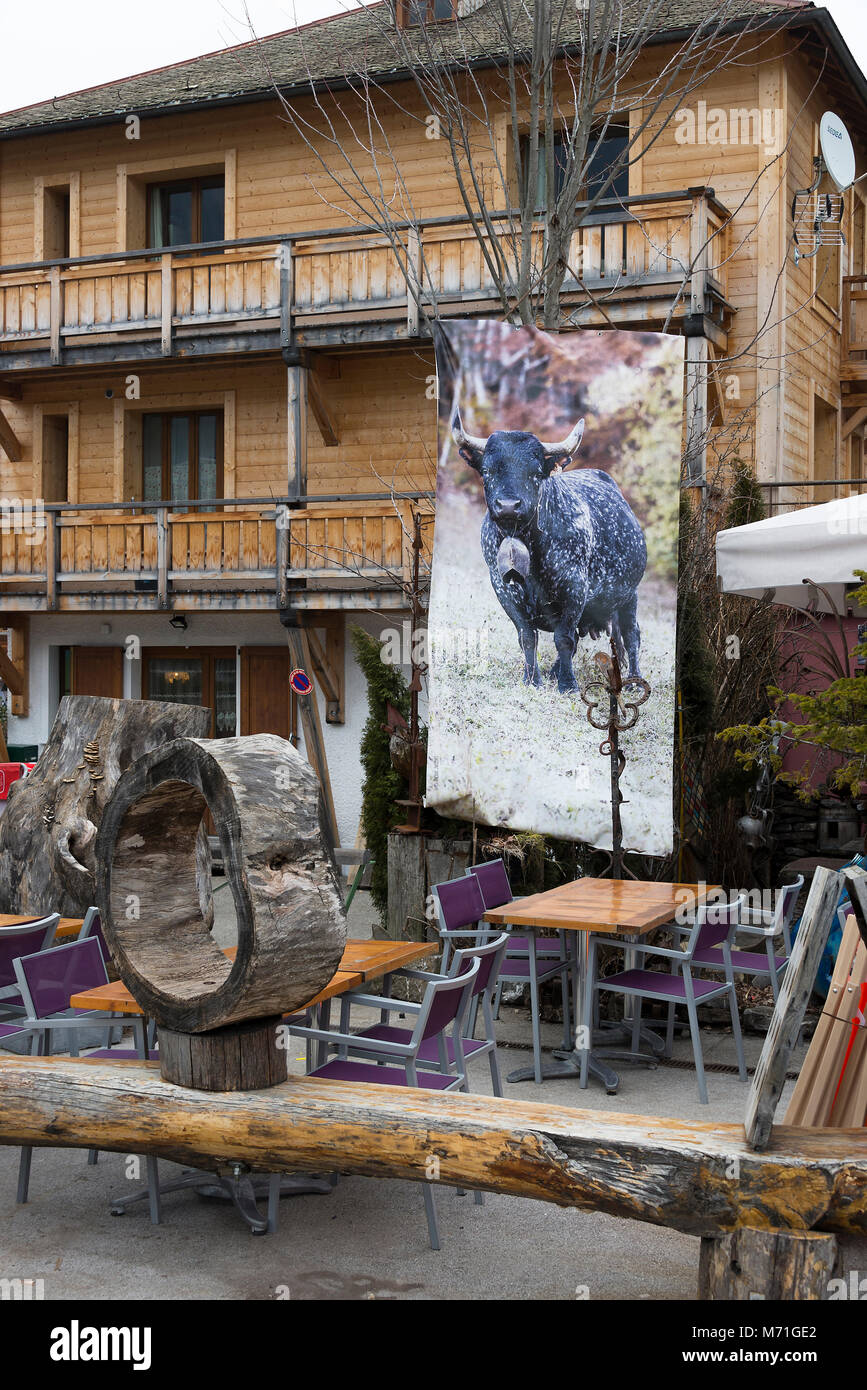 Essen im Freien an einem Steak Restaurant in Morzine Haute Savoie Portes du Soleil Frankreich Stockfoto