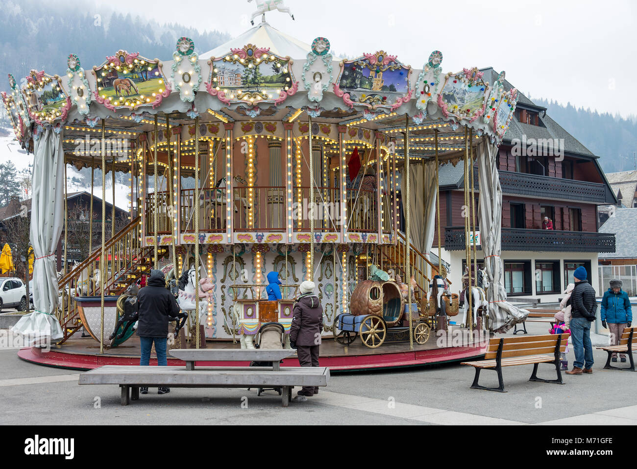 Ein Karussell oder Messe Kreisel im Marktplatz von Morzine Haute Savoie Portes du Soleil Frankreich Stockfoto