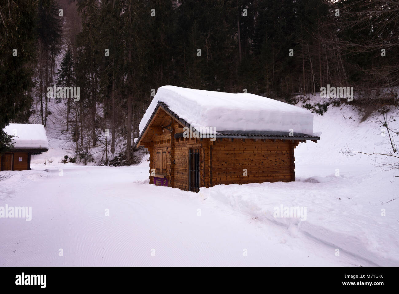 Tiefer Schnee bedeckt das Dach einer Hütte auf einem Trail am Lac de in der Nähe von Morzine Montriond Haute Savoie Portes du Soleil Frankreich Stockfoto