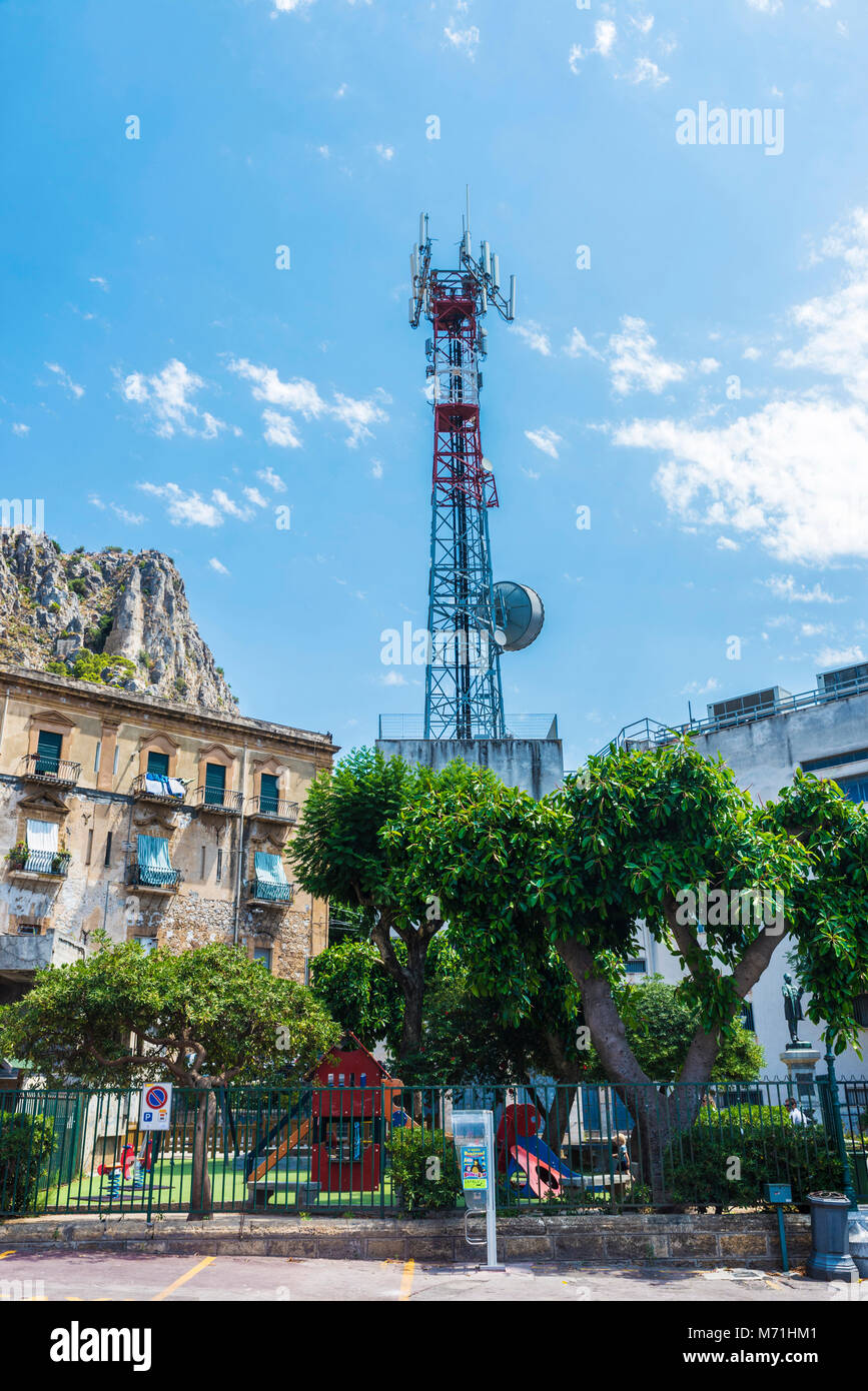 Cefalu, Italien - 8. August 2017: Telekommunikation und Telefonie Antenne auf einem Spielplatz in der Altstadt von Cefalu in Sizilien, Stockfoto