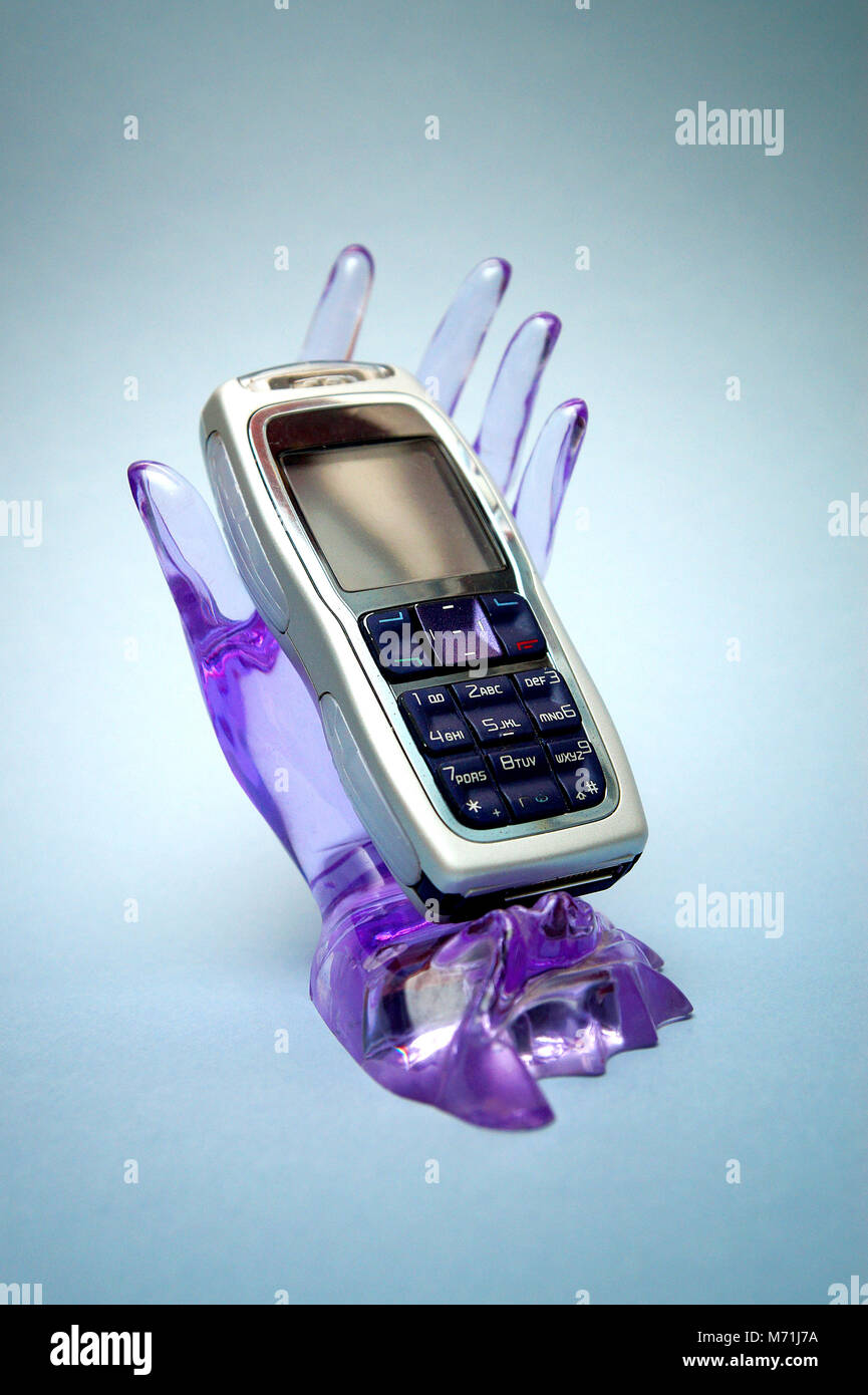 Altes Handy Nokia auf einem blauen Hintergrund. Auf blau Telefon isoliert Stockfoto