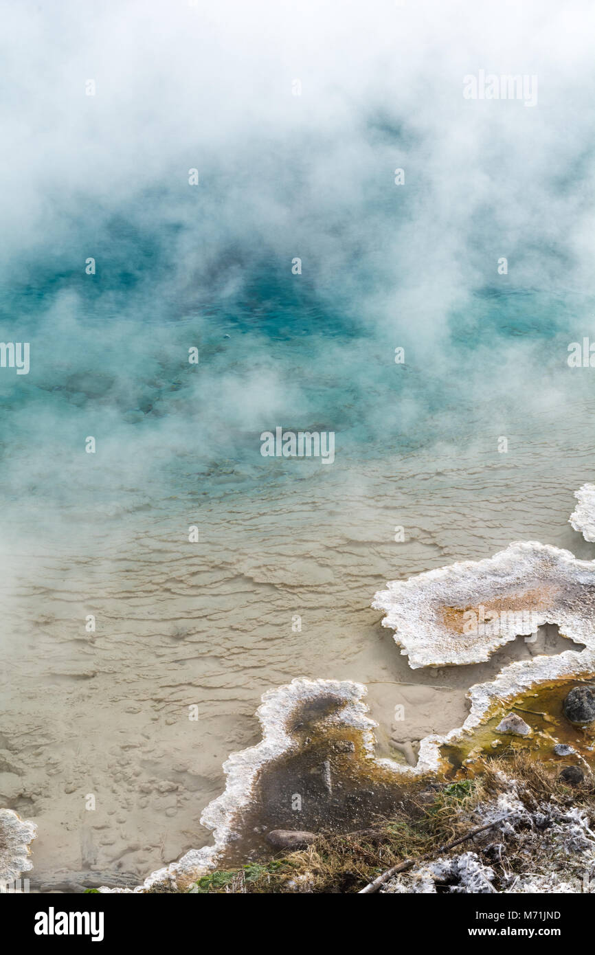 Weiß forst Ringe das warme Wasser in einem tiefen Blau Geysir im Yellowstone National Park. Stockfoto