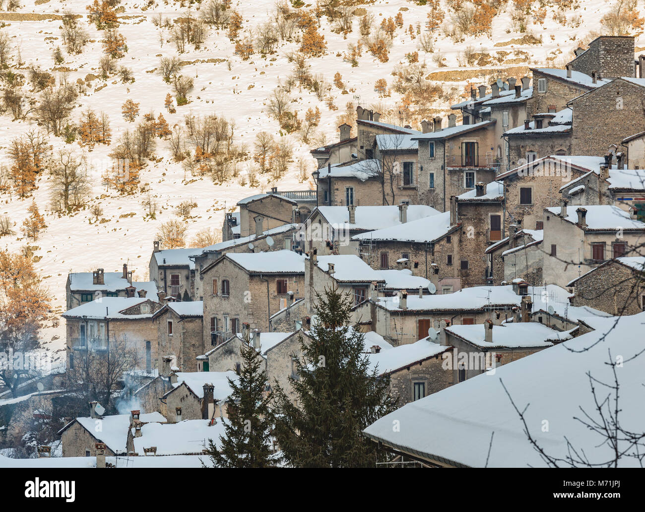 Dorf Dächer mit Schnee bedeckt, Scanno Abruzzen Stockfoto