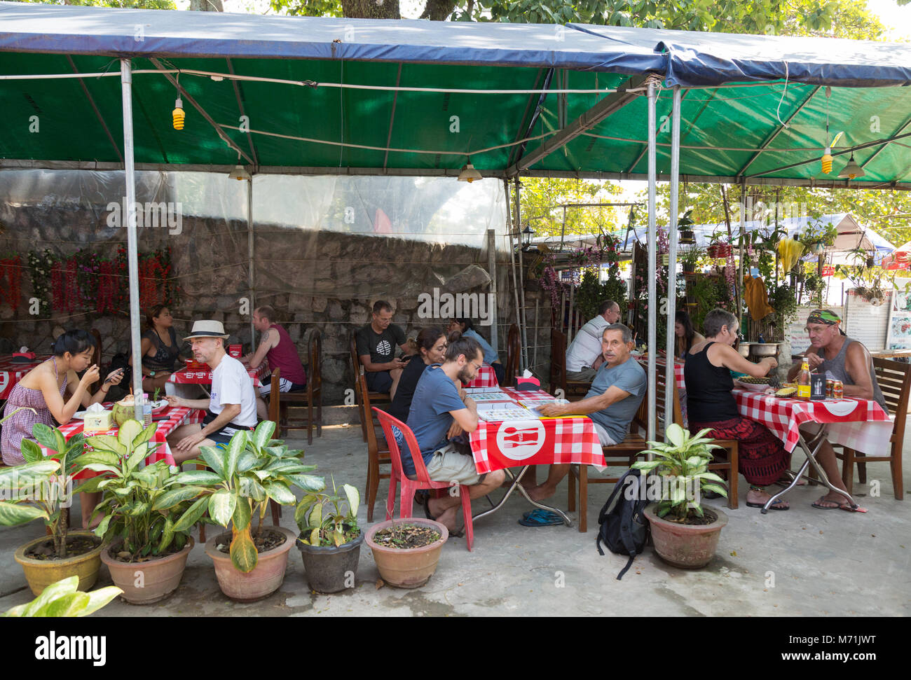 Kambodscha Cafe - Touristen und Einheimische trinken in einem Café, Kep Kambodscha Asien Stockfoto