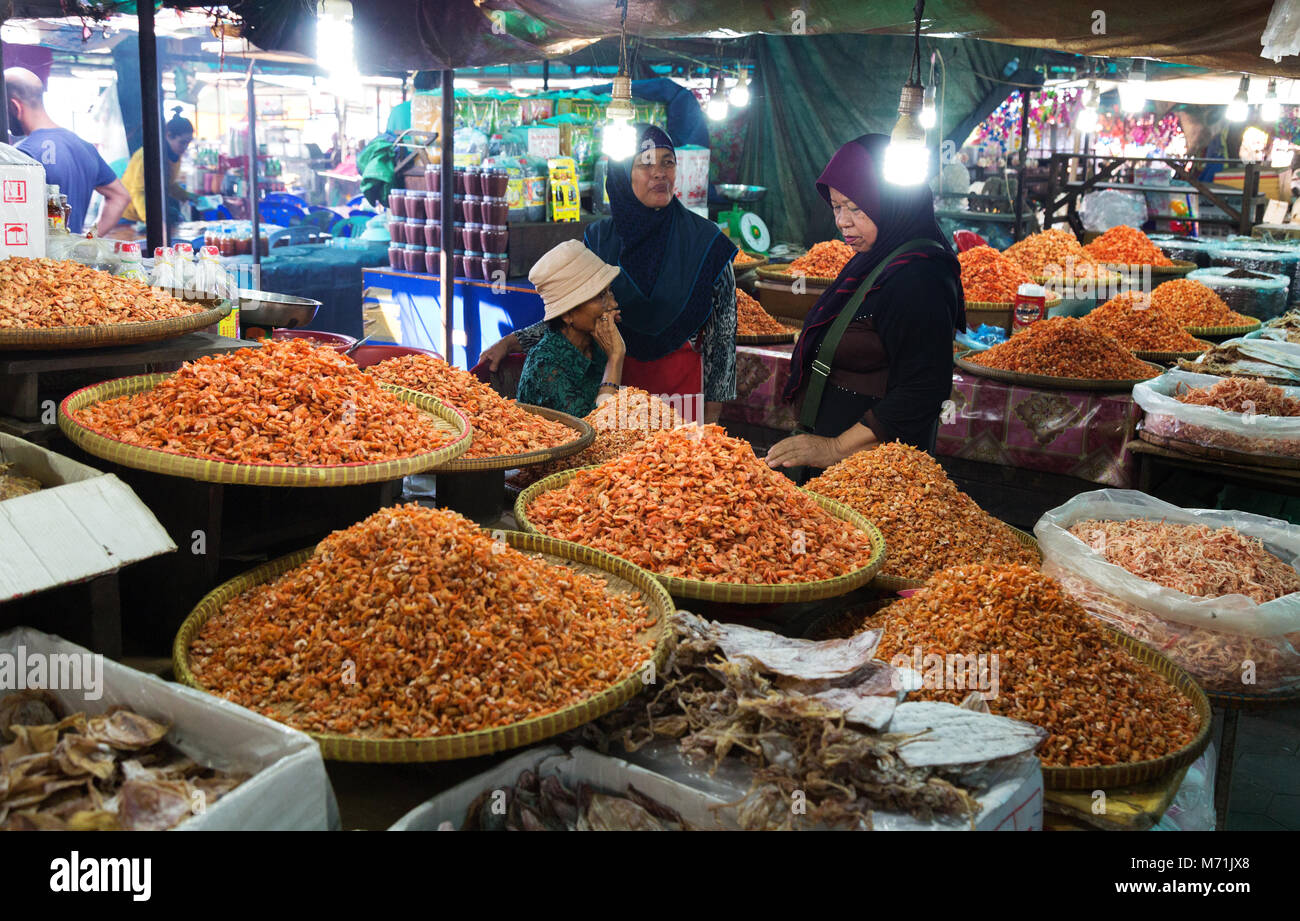 Kep-Markt, getrocknete Garnelen zum Verkauf am Marktstand, Kep, Kambodscha, Asien Stockfoto