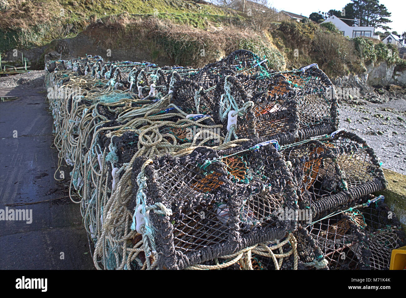 Ein Stapel von Hummer und Krabben Töpfe am Kai an Reen, West Cork, an einem hellen, sonnigen Morgen. Stockfoto