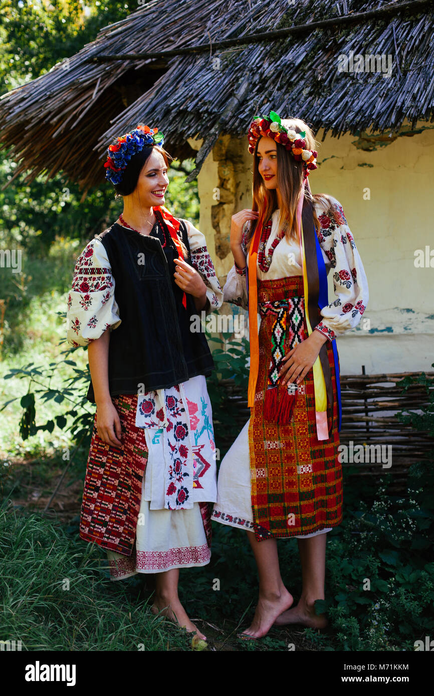 Nettes Ukrainisches Mädchen In Traditioneller Kleidung Und Mit Blumenkranz Mit Bandern In Den Handen Des Gelb Blauen Herzens Farbe Der Ukrainischen Flagge Text In Englisch Image465980076