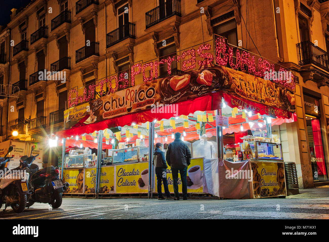 VALENCIA, Spanien - 3/7/2018: In der Nacht auf den Straßen der Stadt von Valencia, Spanien eines der vielen Churros con chocolate steht, während die Cel Stockfoto