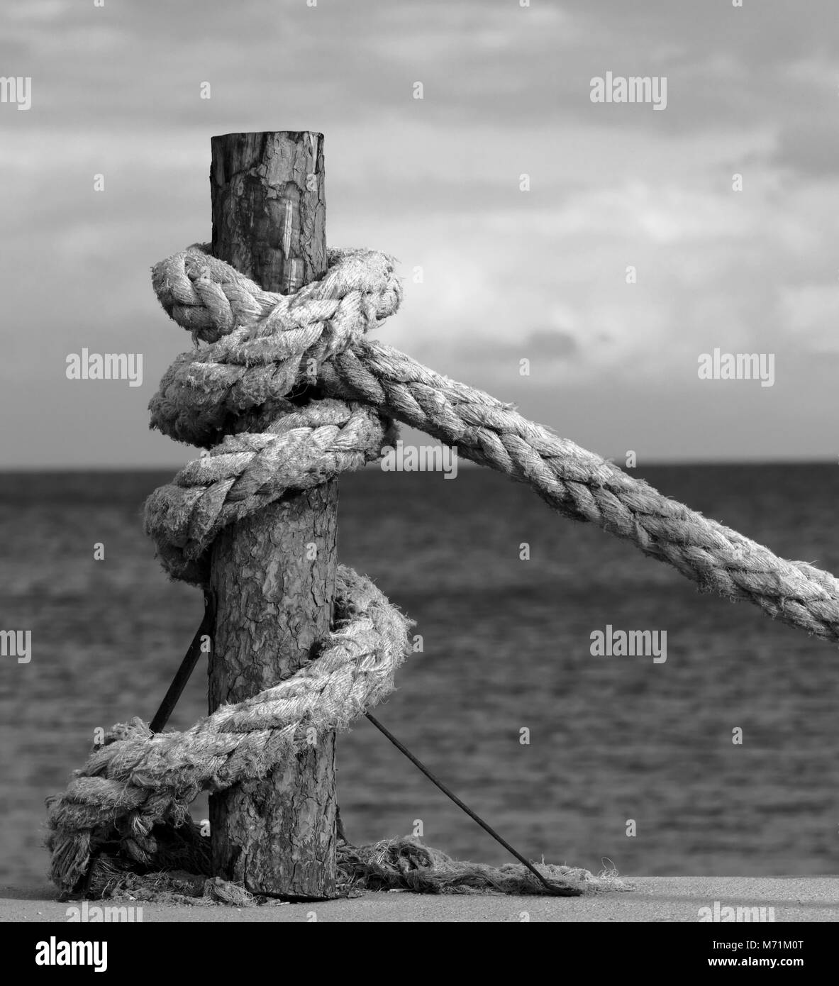 Schwarze und weiße Seil an der Küste, das Meer und den bewölkten Himmel in Abend Stockfoto