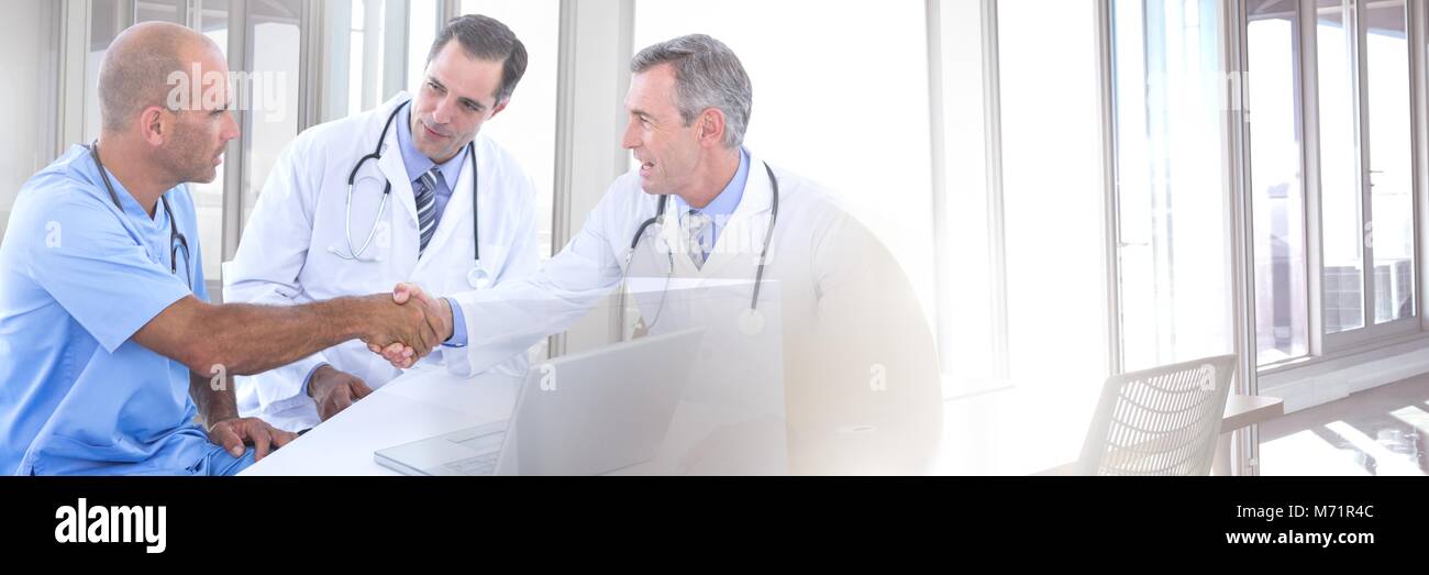 Teamwork Übergang mit Arzt Ärzte Hand in Hand Stockfoto