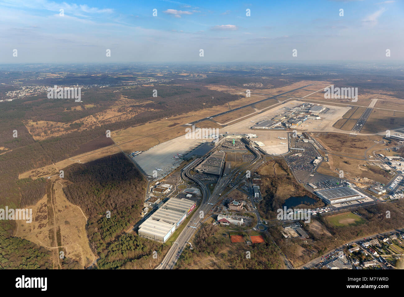 Luftbild, Startbahn Netzwerk 14 links, Landebahn 14 links, Flughafen Köln/Bonn - Konrad Adenauer, Flughafen Köln-Bonn, Flugzeuge eine Abfertigungsfingern, Vorfel Stockfoto