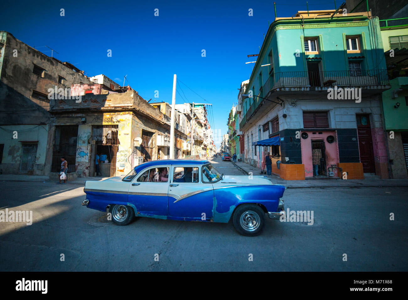 Blau Oldtimer auf den Straßen von Central Havanna, Kuba Stockfoto